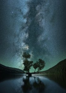 Telescopio apuntando al cielo estrellado