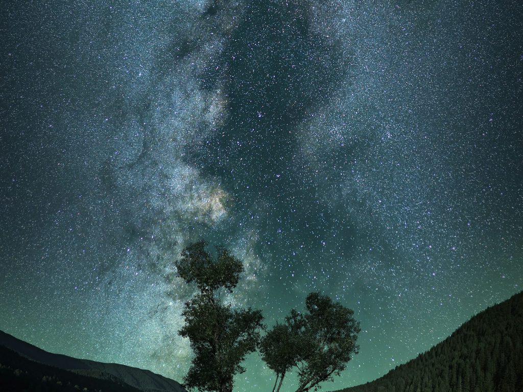 Telescopio apuntando al cielo estrellado